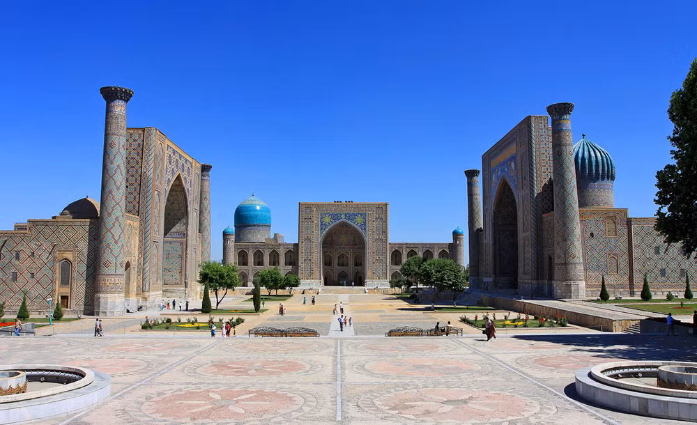 Nằm gần vị trí trung tâm của đất nước Uzbekistan, cố đô Samarkand là một di tích lịch sử nổi tiếng ở khu vực Trung Á.