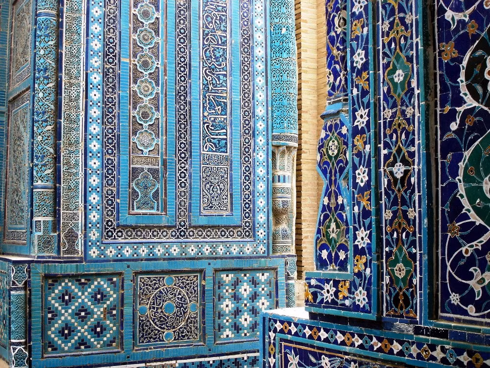Trong thời kỳ hoàng kim, Samarkand là nơi quy tụ nhiều kiến trúc Hồi giáo tráng lệ được khảm bằng đá quý cũng như những lăng mộ của các vua chúa.