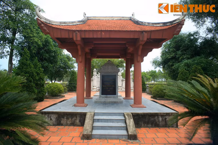 Khu lưu niệm là một tổ hợp bao gồm nhiều di tích nằm dàn trải trên một diện tích rộng lớn, trong đó khu lăng mộ đại thi hào Nguyễn Du có một ý nghĩa tâm linh đặc biệt quan trọng.