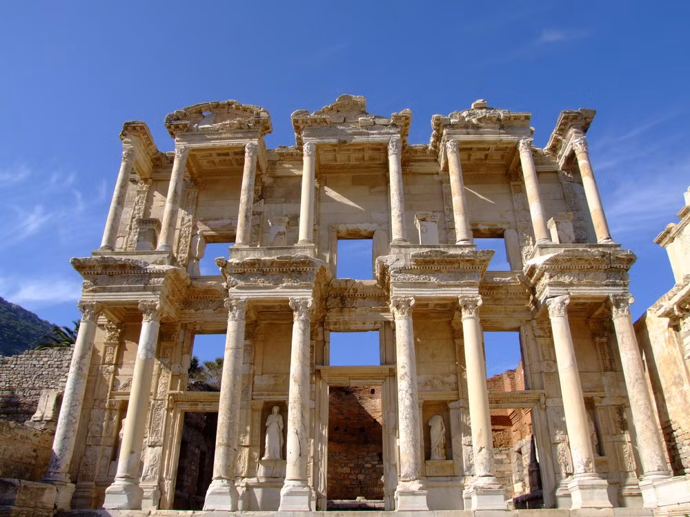Theo ước lượng, Ephesus có dân số từ 33.600 tới 56.000 người trong thời Cộng hòa La Mã, và là thành phố lớn thứ 3 của vùng Tiểu Á thuộc La Mã, sau 2 thành phố Sardis và Alexandria Troas.