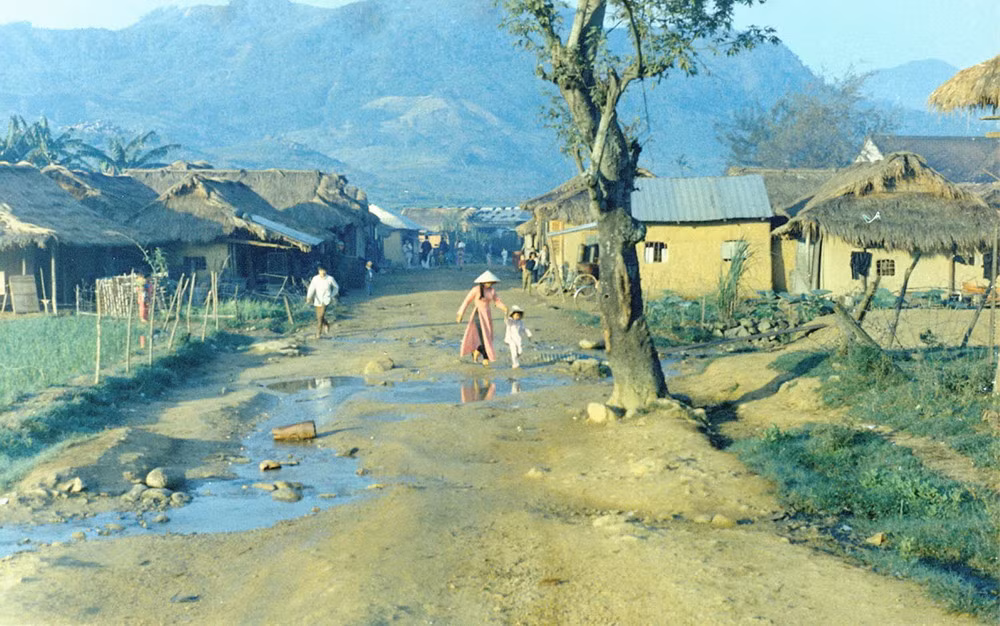 Trên đường làng.