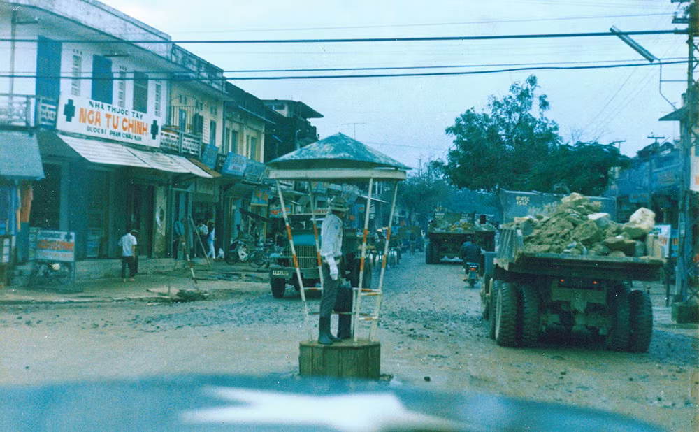 Cảnh sát giao thông tại ngã tư chính của thị xã.
