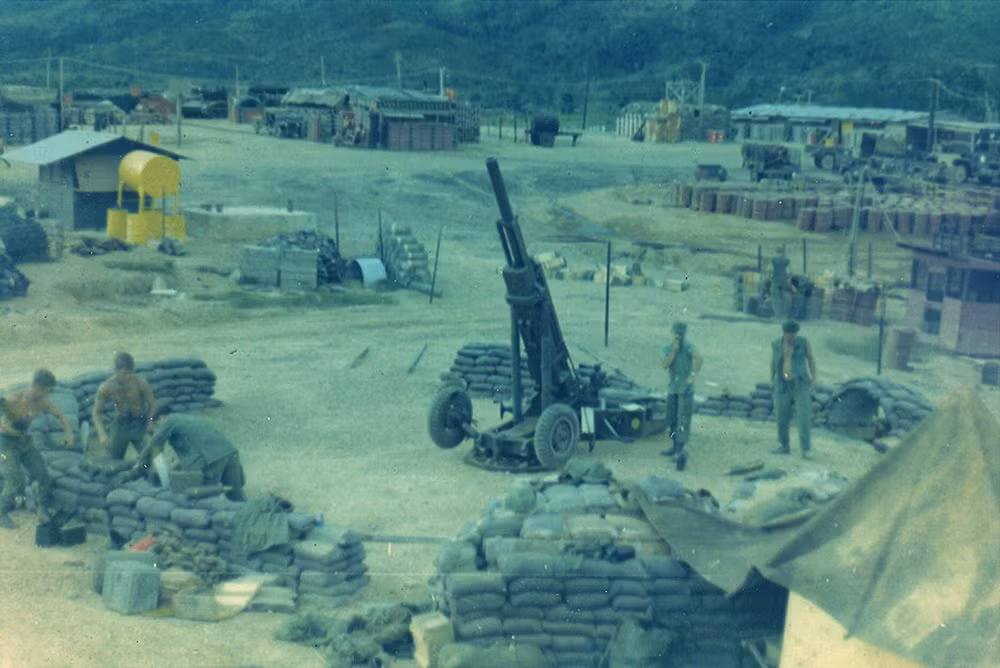 Một ổ pháo 105mm của Mỹ.