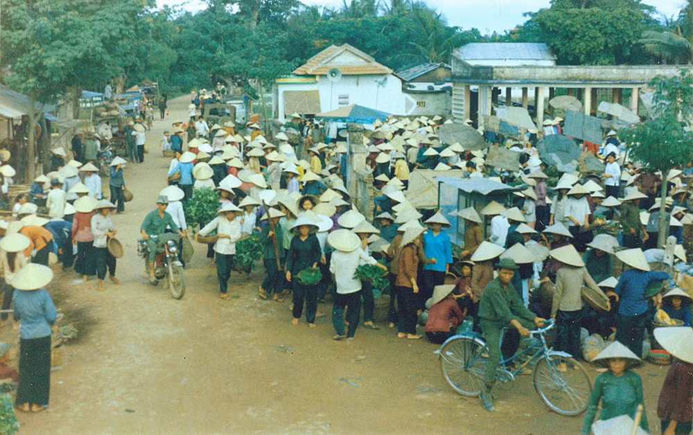 Phiên chợ tại Mỹ Lai.