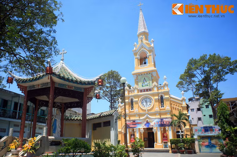 Tọa lạc tại số 25 đường Học Lạc, quận 5, TP HCM, nhà thờ Cha Tam (tên chính thức: Nhà thờ Thánh Phanxicô Xaviê - Saint Francisco Xavier) là một nhà thờ cổ có kiến trúc lạ bậc nhất Sài Gòn với phong cách Gothique Châu Âu kết hợp với những yếu tố văn hóa đặc trưng của người Hoa. Nhà thờ này được xây dựng từ năm 1900 - 1902.