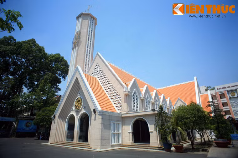 Nhà thờ Dòng Chúa Cứu Thế Sài Gòn (còn có những tên khác là Đền Đức Mẹ Hằng Cứu Giúp, nhà thờ Kỳ Đồng) có địa chỉ tại số 38 Kỳ Đồng, quận 3 TP HCM. Công trình được xây trong thời thuộc địa nhưng nhà thờ không mang phong cách cổ điển thường gặp mà theo xu hướng cách tân với những đường nét giản dị và hài hòa.