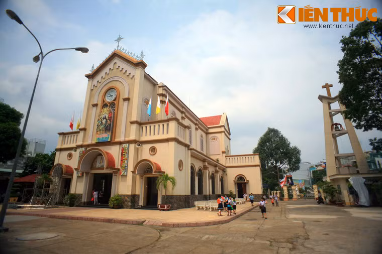 Tọa lạc ở số 149 đường Bành Văn Trân, phường 7, quận Tân Bình, nhà thờ cổ Chí Hòa (nhà thờ Đức Mẹ Mân Côi) được xây dựng vào năm 1890. Về tổng thể, nhà thờ Chí Hòa không có quy mô hoành tráng và trang trí cầu kỳ như một số nhà thờ khác của Sài Gòn thời thuộc địa. Những năm gần đây, nhà thờ này nổi tiếng với thánh lễ Lòng Chúa Thương Xót, được cho là rất linh ứng.