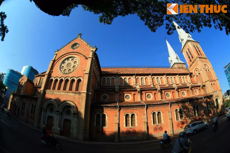  5. Nhà thờ Đức Bà (TP HCM). Nhà thờ Chính tòa Đức Bà Sài Gòn được xây từ năm 1877-1880 theo đồ án của KTS J. Bourard với phong cách kiến trúc Roman cải biên pha trộn nét phong cách kiến trúc Gothic, mang sắc màu đầy sức sống của gạch nung để trần. Đây là một trong những công trình kiến trúc cổ nổi tiếng nhất của Sài Gòn - TP HCM.