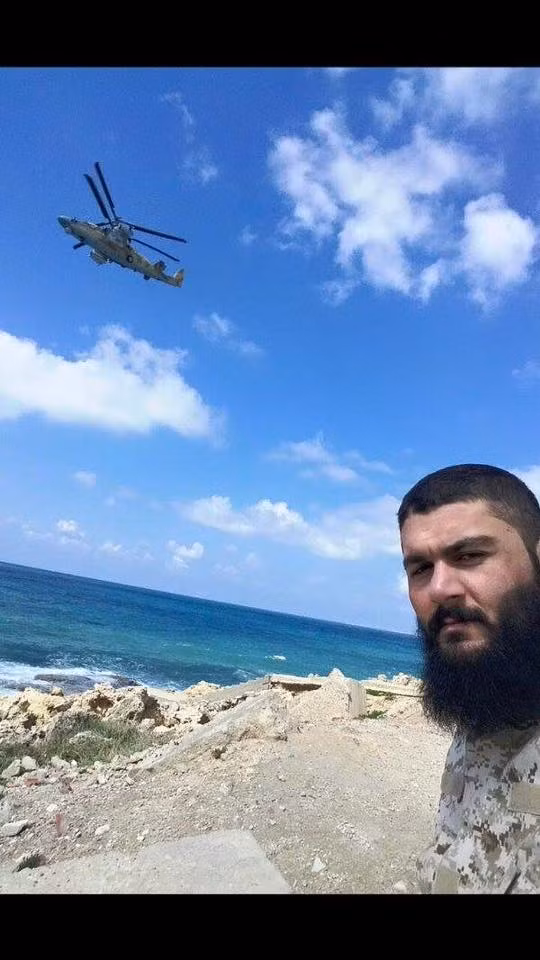 Việc Nga đưa thêm trực thăng vũ trang hạng nặng tới Syria cho thấy nước này tiếp tục đẩy mạnh hỗ trợ hoạt động của lực lượng chính phủ Syria trên bộ. Ảnh: Một binh sĩ Quân đội Syria chụp ảnh tự sướng với chiếc trực thăng tấn công Ka-52.