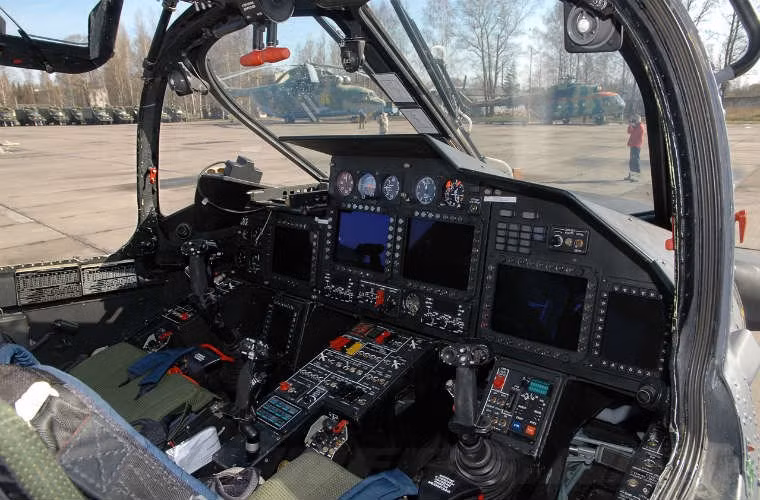 Buồng lái của Ka-52 không những bọc giáp bảo vệ chống đạn pháo phòng không, mà còn trang bị ghế phóng khẩn cấp có dù cho phi công. Nguồn ảnh: Airlines.net