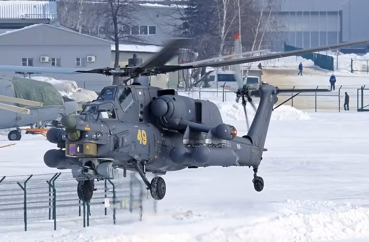 Tuy Mi-28 không được thiết kế cho khả năng vận tải, thực sự nó vẫn có một khoang hành khách nhỏ có thể chở ba người. Mục đích dự định là để cứu phi hành đoàn của những chiếc đã bị bắn hạ. Mi-28 được trang bị hai động cơ tuốc bin trục 2.200 mã lực/chiếc với cánh quạt đuôi chữ X để giảm tiếng ồn. Nguồn ảnh: English Russia