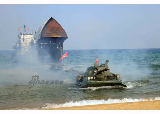 Đáng lưu ý, trong cuộc tập trận này, Triều Tiên gần như là lần đầu công bố hình ảnh về một trong số hàng chục loại tàu đổ bộ của nước này. Trong ảnh là thiết kế tàu đổ bộ nội địa “kỳ cục” của Triều Tiên.