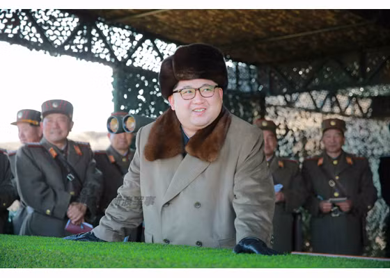 Nhà lãnh đạo Triều Tiên Kim Jon-un đã trực tiếp thị sát các cuộc tập trận đổ bộ và chống đổ bộ của Quân đội Nhân dân Triều Tiên (KPA). “Chiến thắng trong các trận đánh đổ bộ phụ thuộc chủ yếu vào việc vô hiệu hóa hoạt động chống đổ bộ cũng như hệ thống phòng thủ bờ biển của đối phương cùng một lúc”, KCNA dẫn lời ông Kim Jong-un phát biểu chỉ đạo khi thị sát cuộc tập trận. Nguồn ảnh: KCNA