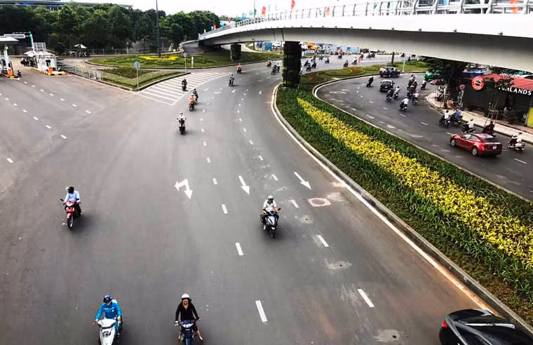 Giao thông tại nhánh đường TSN - BL - VĐN thông thoáng vào giờ cao điểm chiều 3/7.