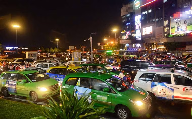 Xe cộ "chôn bánh" trên đường Trường Sơn, hướng ra vào sân bay quốc tế Tân Sơn Nhất vào giờ cao điểm.