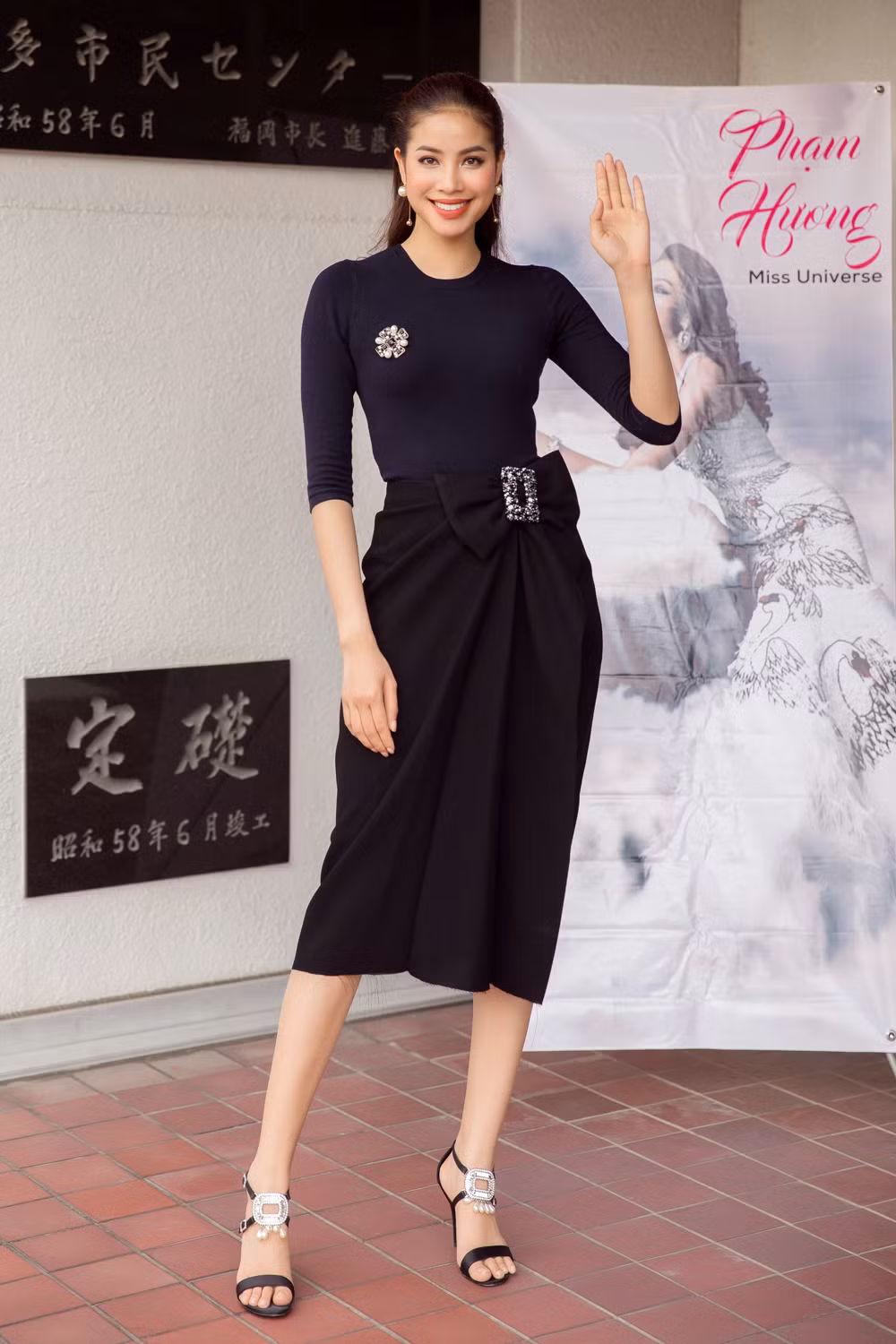 Phạm Hương xuất hiện tại buổi giao lưu với bộ váy thanh lịch của Lâm Gia Khang. Cô còn khéo léo chọn đôi giày rất sang trọng của hãng thời trang Pháp- Roger Vivier. Sự lịch thiệp và kín đáo của Phạm Hương đã để lại nhiều ấn tượng cho mọi người tại buổi giao lưu.