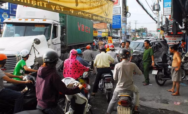 Anh: Xe container lao sang duong nguoc chieu dam nat oto o Sai Gon