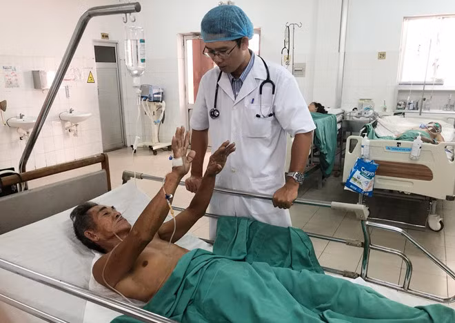 Cứu sống 2 bệnh nhân đột quỵ cấp nhờ tận dụng thời gian "vàng" Cuu song 2 benh nhan dot quy cap nho tan dung thoi gian
