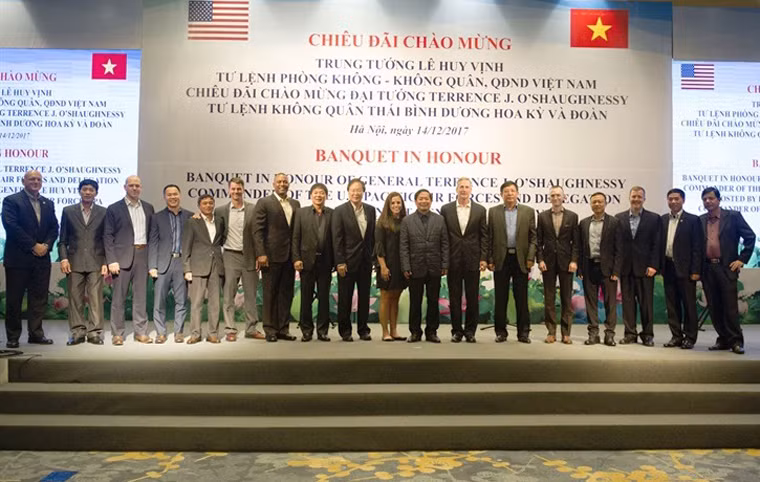 “Việc hồi hương hài cốt quân nhân Mỹ là một minh chứng tuyệt vời về lòng tin mà hai dân tộc chúng ta cần tiếp tục phát huy. Chúng tôi cam kết tiếp tục cùng nhau đẩy mạnh hoạt động trên các lĩnh vực này, nhìn nhận quá khứ và hướng tới tương lai” Đại tướng O’Shaughnessy phát biểu. (Ảnh Không Quân Mỹ)