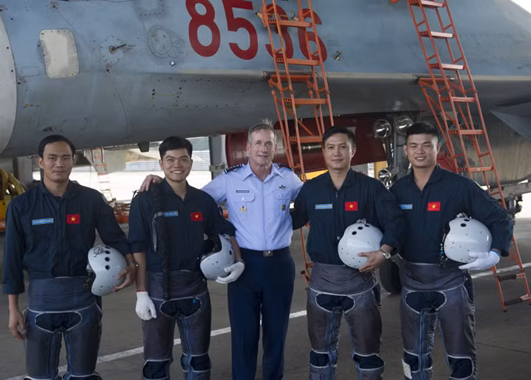 Ngoài ra, đoàn còn thăm 4 sân bay (Gia Lâm, Nội Bài, Cam Ranh và Biên Hòa). Đây là dịp để đoàn trao đổi với các chiến sĩ, sĩ quan của Quân chủng Phòng không - Không quân về nhiều chủ đề khác nhau. Ngoài việc thảo luận những thách thức an ninh chung, hai bên còn tập trung nói về những cơ hội đẩy mạnh hợp tác trong các lĩnh vực an toàn hàng không và đào tạo phi công, công tác tìm kiếm cứu nạn, hỗ trợ nhân đạo và quân y. (Ảnh Không Quân Mỹ)