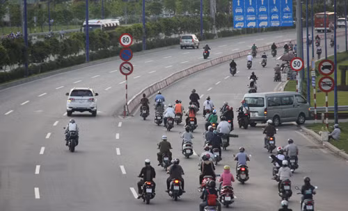 Moto phan khoi lon chay vao duong cam, bat chap CSGT-Hinh-3