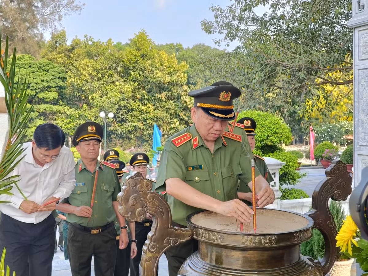 Bộ trưởng Bộ Công an dâng hương tri ân các Anh hùng - Liệt sĩ ở Tây Ninh Bo truong Bo Cong an dang huong tri an cac Anh hung - Liet si o Tay Ninh