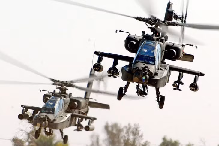 1. BOEING AH-64 APACHE là trực thăng tấn công 2 động cơ 4 cánh quạt và buồng lái 2 người. Máy bay có thiết bị cảm biến ở mũi và hệ thống nhìn đêm. Được trang bị cả pháo và tên lửa.