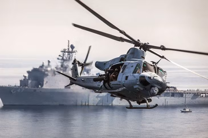 8. BELL UH-1 có 1 động cơ, 1 rotor chính 2 cánh và 1 rotor ở đuôi. Dòng “Huey” này có nhiệm vụ tải thương… Hơn 16.000 máy bay UH-1 được chế tạo từ năm 1960. Xuất hiện nhiều trong Chiến tranh Việt Nam.