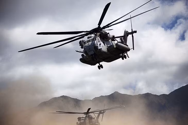 2. CH-53 SUPER STALLION vốn được phát triển cho thủy quân lục chiến Mỹ. Hai chiếc trực thăng loại này tham gia cuộc tập trận RIMPAC 2012.