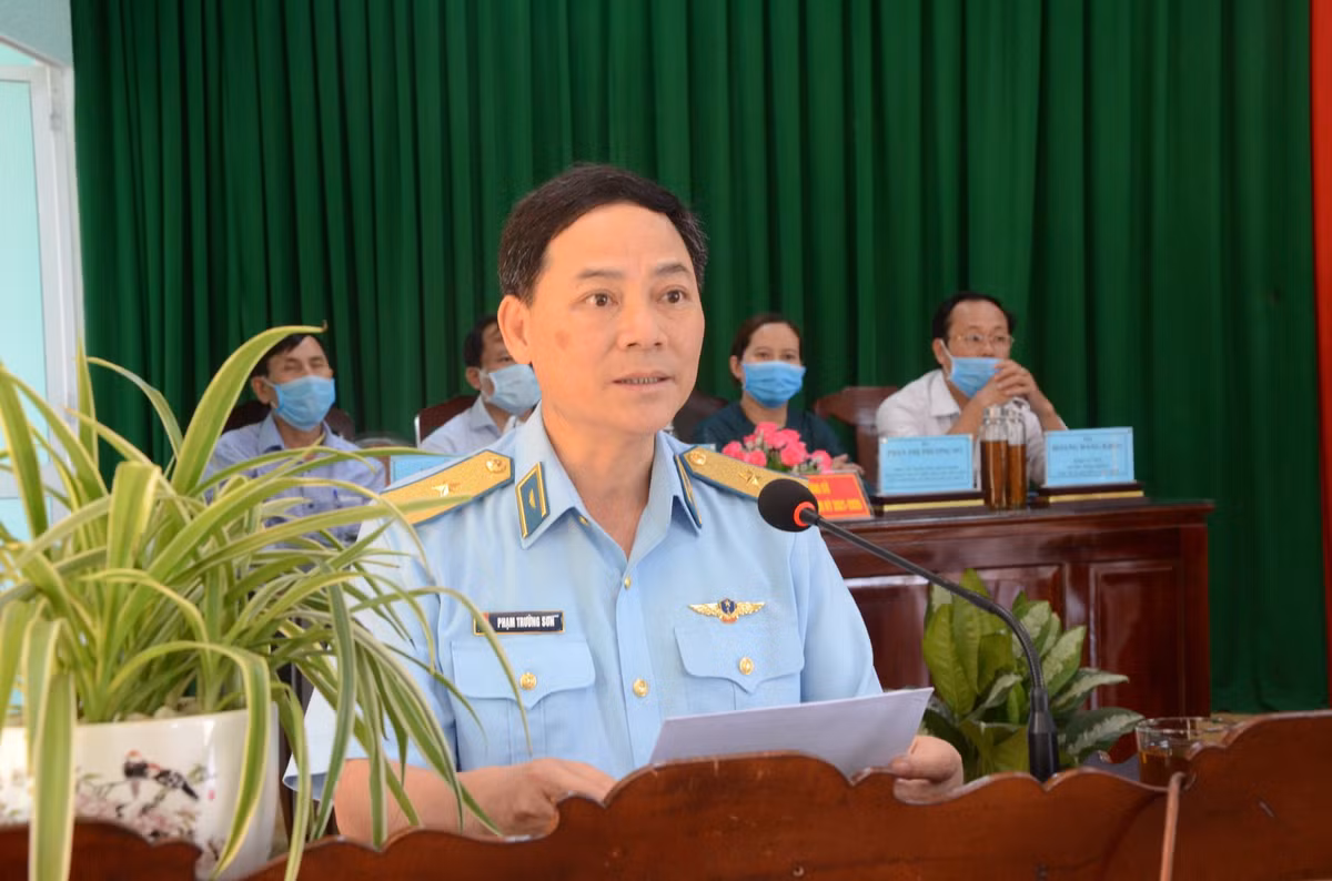 Thiếu tướng Phạm Trường Sơn sinh năm 1967, quê Hà Tĩnh, có trình độ chuyên môn Cử nhân Quân sự. Ông là Đại biểu Quốc hội khóa XV thuộc Đoàn Thừa Thiên Huế. 