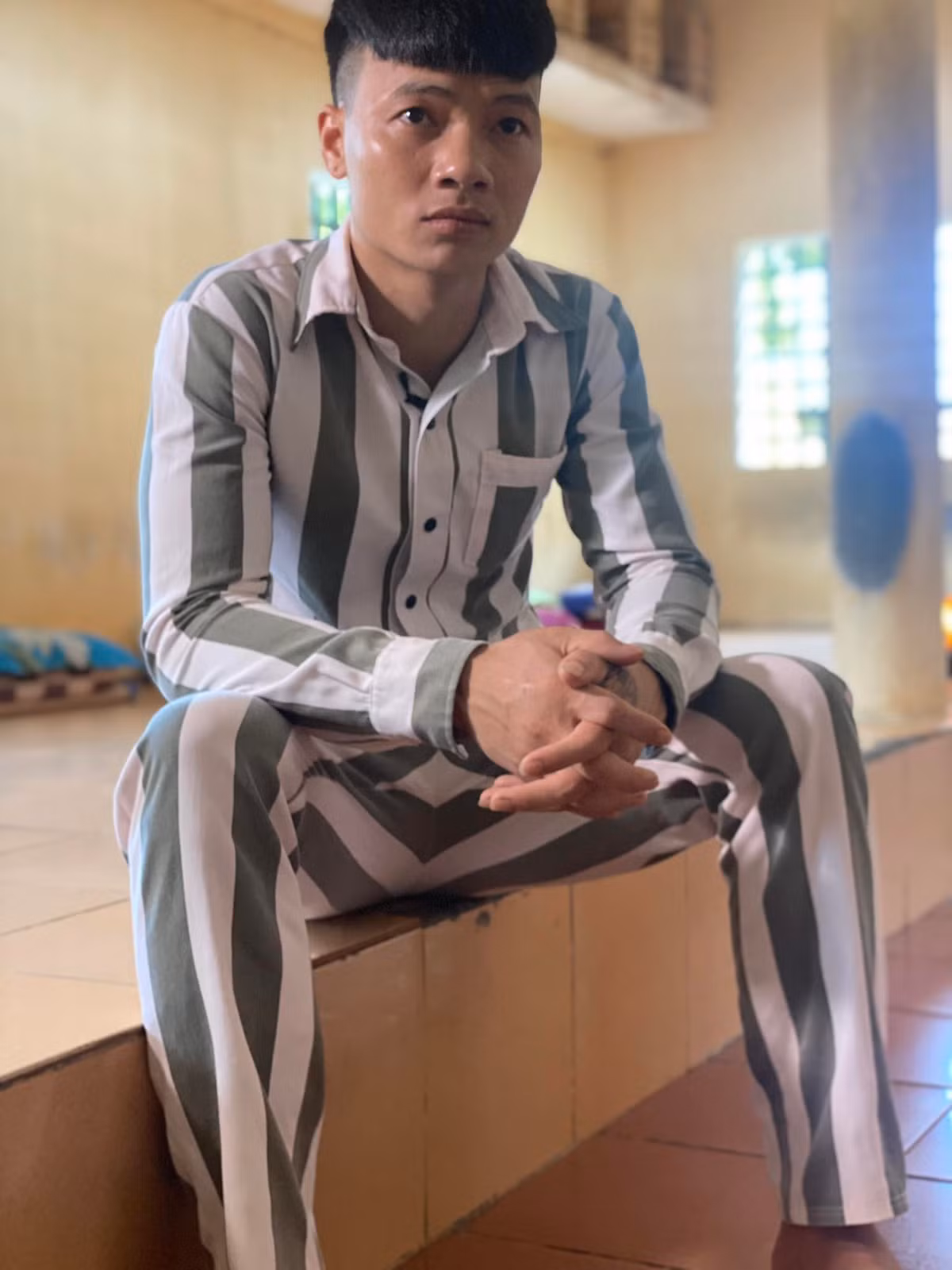 Theo Thông tư 17/2020 của Bộ Công an về nội quy cơ sở giam giữ phạm nhân có hiệu lực từ ngày 3/4/2020 nêu rõ một số hành vi bị cấm. Trong đó, có quy định phạm nhân nam bị cấm cắt tóc trọc đầu (trừ trường hợp bị bệnh có ý kiến của cán bộ y tế), để râu, ria mép. Do đó, Khá Bảnh vẫn có thể để kiểu tóc cắt moi ưa thích. (Ảnh: Truyền hình Quốc hội).