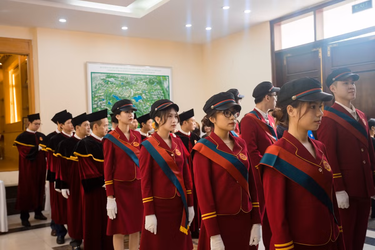Tranh cai trang phuc Hieu truong DH Kinh te: Bo GD&DT quy dinh le phuc the nao?-Hinh-2