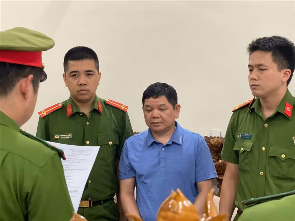 Sơn La kỷ luật nhiều cán bộ liên quan vụ Việt Á. Tháng 7/2022, Ủy ban Kiểm tra Tỉnh ủy Sơn La kỷ luật thức khiển trách đối với các ông: Đỗ Xuân Thụ - Giám đốc Bệnh viện Đa khoa tỉnh Sơn La; ông Lò Văn Nhay - Phó giám đốc bệnh viện Đa khoa tỉnh Sơn La. Khai trừ ra khỏi Đảng đối với ông Lò Văn Chiến - Trưởng khoa Dược bệnh viện Đa khoa tỉnh Sơn La (Ông Chiến đã bị khởi tố, bắt tạm giam về tội nhận hối lộ ngày 7/6).