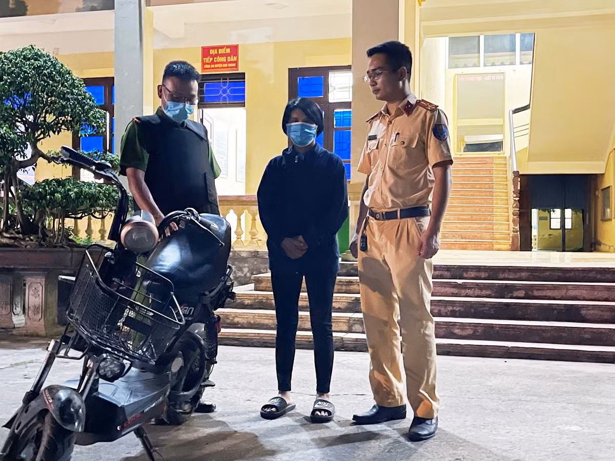 Bắt giữ "nữ quái" trộm cắp tài sản. 22h tối ngày 16/8, khi tuần tra tại khu vực Chợ Giống, Tổ công tác 151 Công an huyện Kim Thành phát hiện 1 đối tượng nữ đi xe điện có nhiều biểu hiện nghi vấn giống đối tượng gây ra vụ trộm cắp tài sản tại chợ Giống vào ngày 11/8. Đấu tranh khai thác, Nguyễn Thị Ánh (SN 1986, cư trú tại thôn Thanh Liên, xã Cộng Hòa, huyện Kim Thành, tỉnh Hải Dương) khai nhận, 19h ngày 11/8/2022, lợi dụng sơ hở của chủ cửa hàng kinh doanh trong chợ Giống, Ánh đã lấy trộm 1 túi màu đen bên trong có khoảng 8 triệu đồng tiền mặt và 1 điện thoại di động. Đêm 16/8, khi đang đi tìm mục tiêu trộm cắp mới quanh khu vực chợ thì bị lực lượng Công an phát hiện, bắt giữ.