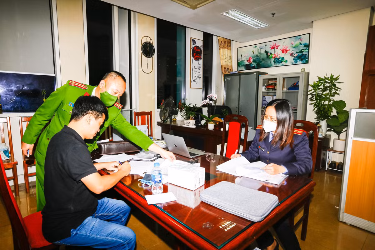 Công ty Việt Á do Phan Quốc Việt thành lập, giữ chức Chủ tịch Hội đồng quản trị kiêm Tổng Giám đốc, người đại diện pháp luật. Tháng 4/2020, Công ty Việt Á được Bộ Y tế cấp phép đăng ký lưu hành cho sản phẩm Kit xét nghiệm COVID-19. Công ty Việt Á đã cung ứng Kit xét nghiệm Covid cho Trung tâm kiểm soát bệnh tật và các cơ sở y tế khác của 62 tỉnh, thành phố trên cả nước với doanh thu gần 4.000 tỷ đồng.