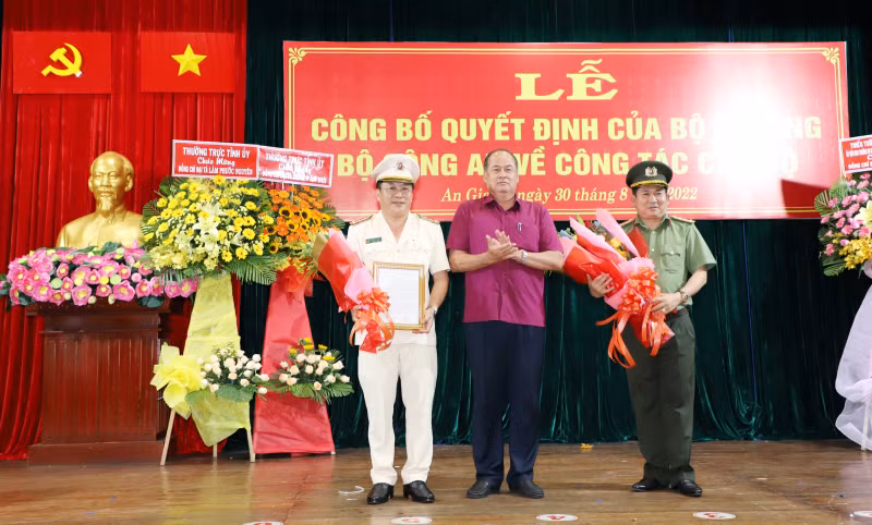 Phó Bí thư Tỉnh ủy, Chủ tịch UBND tỉnh An Giang Nguyễn Thanh Bình tặng hoa chúc mừng đại tá Lâm Phước Nguyên và đại tá Đinh Văn Nơi