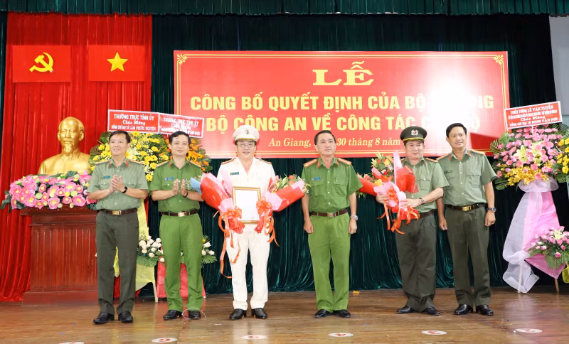 Ban Giám đốc Công an tỉnh An Giang tặng hoa chúc mừng Đại tá Lâm Phước Nguyên và Đại tá Đinh Văn Nơi. (Ảnh: CAND)