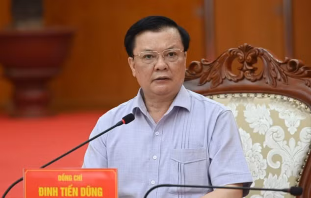 Trước khi giữ chức Bí thư Thành ủy Hà Nội, ông Dũng từng trải qua nhiều chức vụ tại Tổng Công ty Sông Đà, Bộ Xây dựng và Tổng Công ty Thủy tinh và gốm xây dựng (Viglacera). 