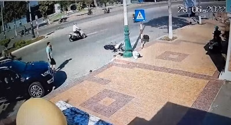 Nu sinh tu vong do TNGT o Ninh Thuan: Tai xe su dung dien thoai khi lai xe
