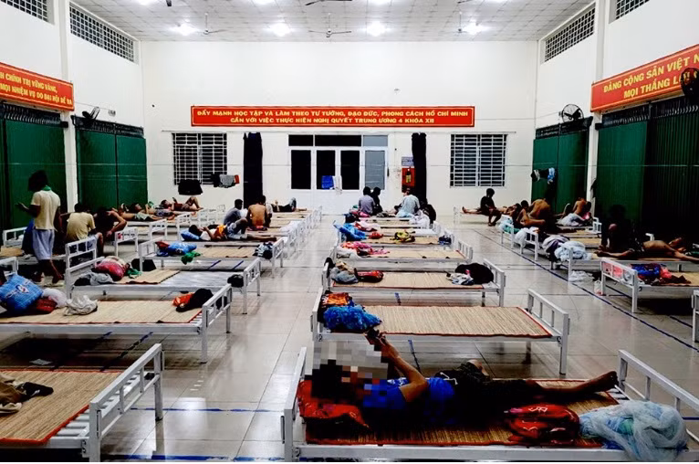 Vu 40 nguoi thao chay tu casino o Campuchia: Hai nghi pham khai gi?-Hinh-4