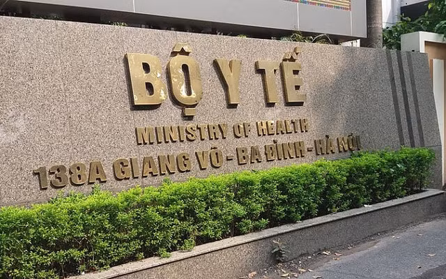 Trong một bài đăng mới đây trên website của Ủy ban Kiểm tra Trung ương nêu rõ, để Việt Á “thâu tóm”, chiếm đoạt bất hợp pháp sở hữu Đề tài bộ sinh phẩm xét nghiệm COVID-19, có những vi phạm của Ban Cán sự Đảng và Lãnh đạo Bộ Y tế trong việc buông lỏng lãnh đạo, kiểm tra, để Bộ Y tế, một số đơn vị thuộc Bộ và cá nhân vi phạm nghiêm trọng các quy định của Đảng, pháp luật Nhà nước, quy định của Bộ Y tế trong việc cấp số đăng ký lưu hành; việc giám sát, đánh giá, kiểm tra, thẩm định quy trình kiểm định chất lượng; hiệp thương giá và kiểm tra việc hiệp thương giá, mua sắm bộ kit xét nghiệm do Học viện Quân y chủ trì, phối hợp với Việt Á sản xuất.