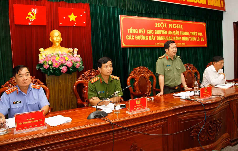 Mới đây, Cơ quan Cảnh sát điều tra Công an tỉnh An Giang tổ chức Hội nghị tổng kết 2 chuyên án đấu tranh, triệt xóa các đường dây đánh bạc bằng hình thức số lô, số đề có quy mô đặc biệt lớn do các đối tượng Nguyễn Thị Thủy Liên, Huỳnh Sĩ Nguyên, Dương Văn Hoàng, cùng trú thành phố Long Xuyên, tỉnh An Giang và Võ Phước Tài, Trần Thị Lời, cùng trú phường Vĩnh Mỹ, thành phố Châu Đốc, tỉnh An Giang cầm đầu. Đến nay, đã khởi tố 110 bị can, tạm 14 bị can về tội “Đánh bạc” và “Tổ chức đánh bạc”. 