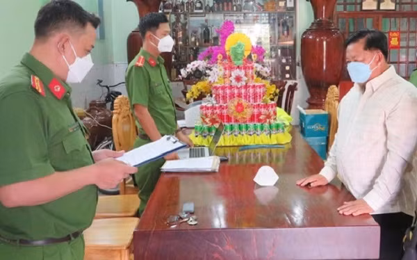  Xử nghiêm vụ án xảy ra tại Phòng CSGT đường bộ Công an tỉnh An Giang: Đã khởi tố bị can, bắt tạm giam Nguyễn Bá Quận - nguyên Trưởng phòng CSGT đường bộ; Nguyễn Hữu Ân - Đội trưởng Đội CSGTTT Công an huyện Thoại Sơn và Võ Chí Linh - nguyên cán bộ Đội Đăng ký, quản lý phương tiện giao thông cơ giới đường bộ thuộc Phòng CSGT đường bộ Công an An Giang do có dấu hiệu cố tình can thiệp vào phần mềm hệ thống đăng ký, quản lý để cấp biển kiểm soát phương tiện giao thông sai quy định.