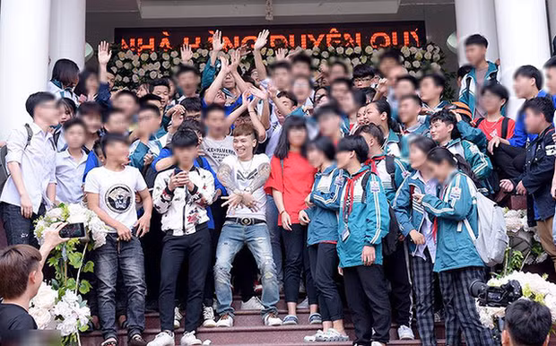 Nhắc đến Khá Bảnh, nhiều người nghĩ đến tóc moi, điệu nhảy “múa quạt”. Dù liên tục có hành vi lệch chuẩn nói tục, chửi thề, mang dao kiếm... đầy tính "giang hồ, xã hội đen" nhưng điều lạ lùng là Khá "Bảnh" lại được rất nhiều giới trẻ tung hô như thần tượng. 