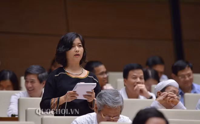 Sau phần trả lời của Bộ trưởng TN&amp;MT với nội dung rừng rất quan trọng "quan trọng còn hơn cả trời", nữ đại biểu Ksor H’Bơ Khăp tiếp tục đứng lên tranh luận: “Tôi rất chăm chú lắng nghe và cố gắng thấu hiểu, nhưng Bộ trưởng có nghe nhưng không hiểu tôi hỏi gì. Câu hỏi của tôi Bộ trưởng chưa trả lời. Tôi hỏi Bộ trưởng có ủng hộ tiếp tục xây dựng thuỷ điện nhỏ nữa hay không? Bộ trưởng chưa trả lời có hoặc không".