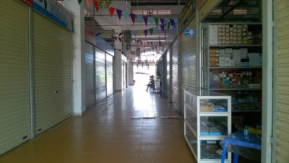 Thế nhưng, sau một thời gian dài đi vào hoạt động với hàng trăm gian hàng thì đến nay chợ Hội Đô vẫn trong cảnh vắng tanh như chùa Bà Đanh. Nhiều hộ kinh doanh không có khách, thua lỗ, ế ẩm đã phải buộc di chuyển đi nơi khác. Số người cố bám trụ, giữ chỗ thì luôn phải sống trong tâm trạng lo lắng khi chỉ có người bán mà không có người đến mua.