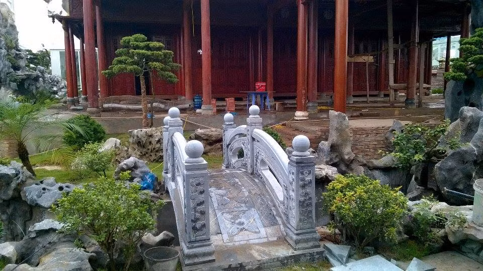 Chiếc cầu đá nhìn thì bắt mắt nhưng chỉ có giá khoảng 35 triệu. Chủ nhà bố trí hai chiếc cầu đá lối dẫn lên nhà cũng chỉ có giá khoảng 70 triệu.