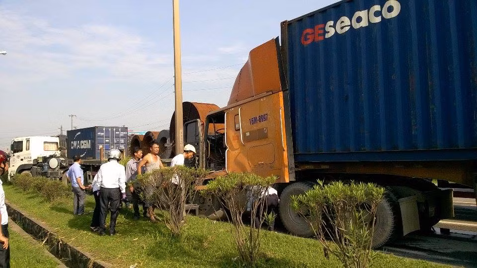 Ngay sau đó, xe container BKS 16M 8997 Rơ Moóc BKS 15R 04697 đi ngay phía sau không phanh kịp đã tông thẳng vào đuôi xe container đầu kéo 15C 07950.