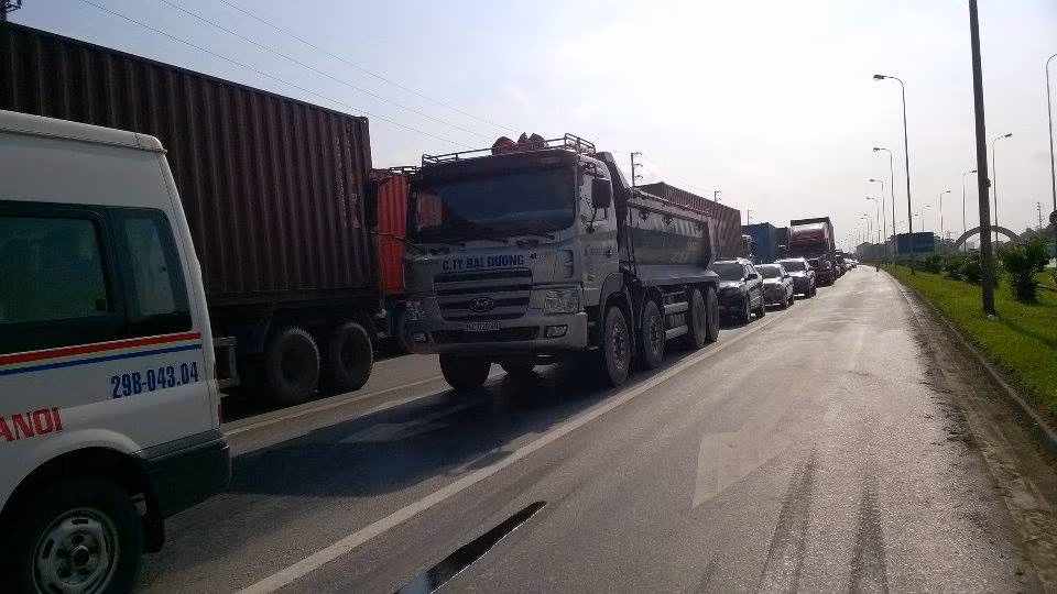 Quãng đường 5 tắc nghẽn do vụ tai nạn.