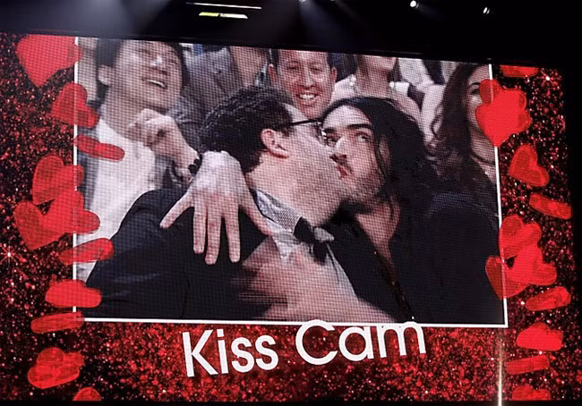 Russell Brand dựa hẳn người vào Jonah Hill và trao cho anh bạn đồng nghiệp một nụ hôn ướt nhẹp khi cả hai ngồi cạnh nhau trong lễ trao giải MTV Movie Awards năm 2010. Sau đó, khi được hỏi về cảm nhận, Hill thừa nhận đó không phải là một trải nghiệm ngọt ngào gì.